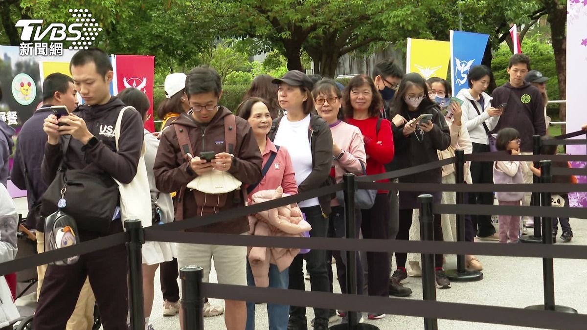 一早許多民眾排隊領取限量的皮卡丘遮陽帽。(圖/TVBS)