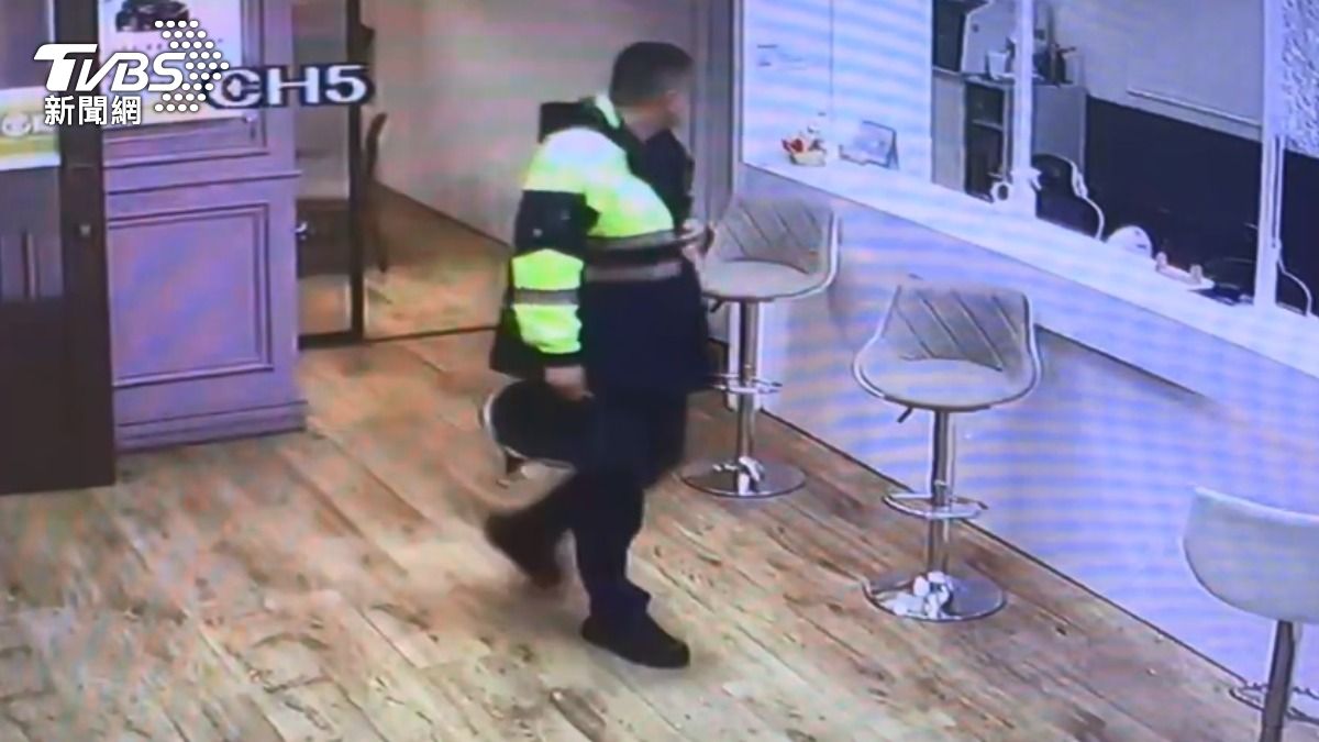 槍手挾持當鋪老闆,英勇員警衝進店內奪槍救人。 (圖/TVBS)