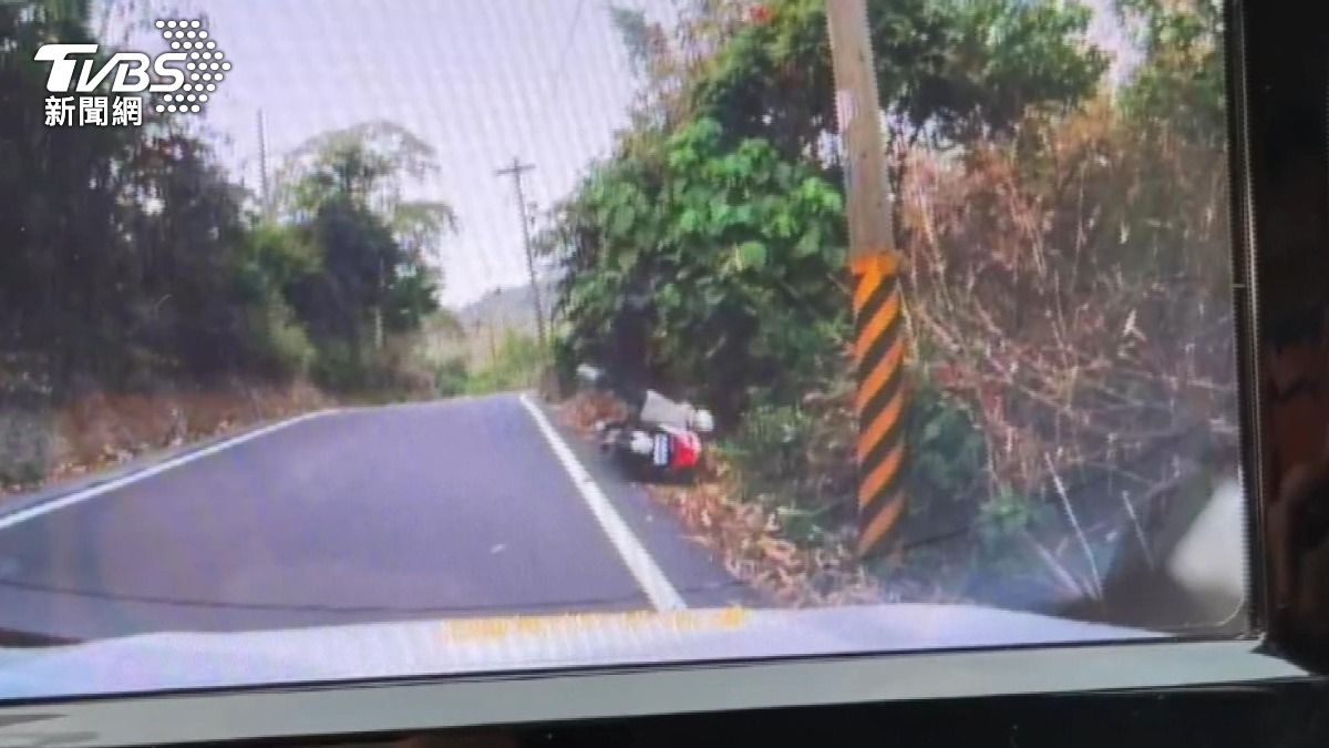 乘客開門擊落騎士！撞電桿滾水溝。(圖／TVBS)