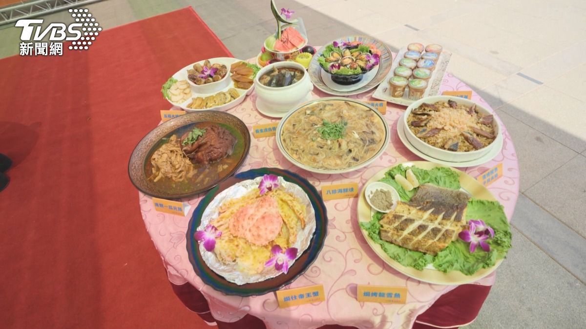 一桌8800元，等於一人不到1000元，就能享用滿滿一大桌的豐盛菜色。（圖／TVBS）