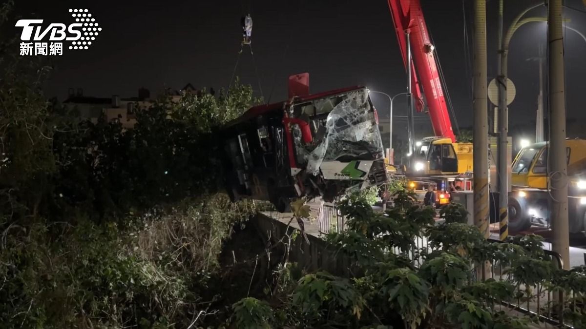 夜班公車驚魂!司機突感不適「衝破護欄墜坡」車窗全碎2人脫困。(圖/TVBS)