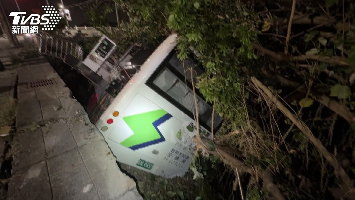 台中電動公車衝落6米邊坡 2人奇蹟脫困。(圖/TVBS)