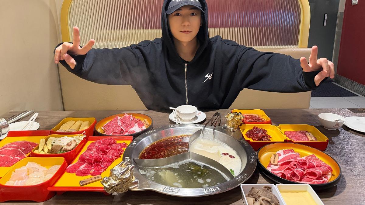 周祖安退伍後終於吃到心心念念的麻辣火鍋。(圖/索尼音樂提供)