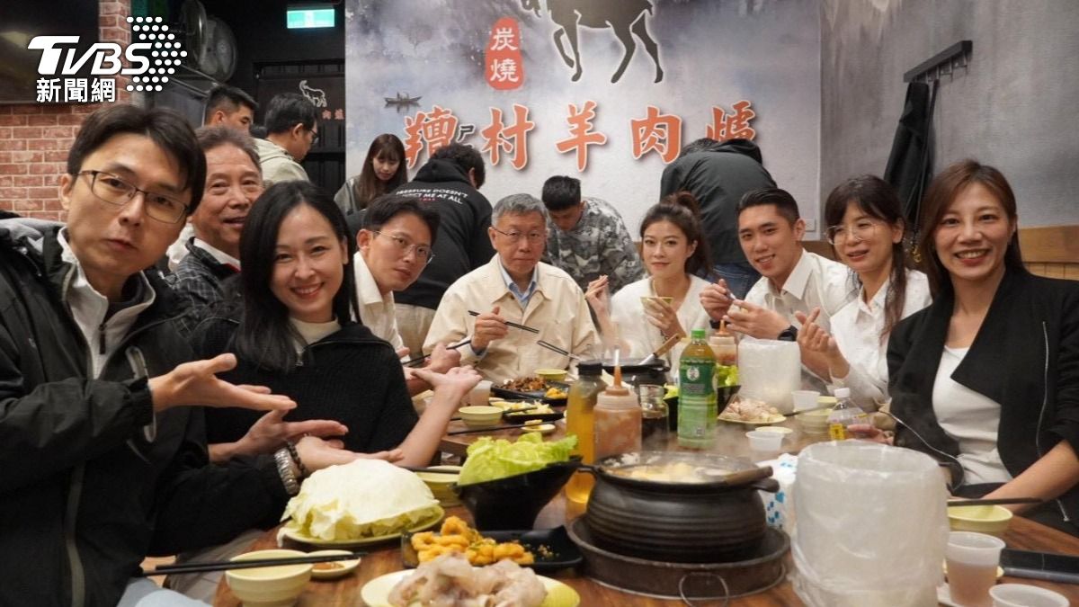 結束長達五小時的集訓後,柯文哲與黃國昌帶隊大啖羊肉爐。(圖/TVBS)