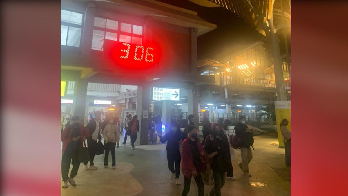 台鐵大誤點19小時。（圖／民眾提供）