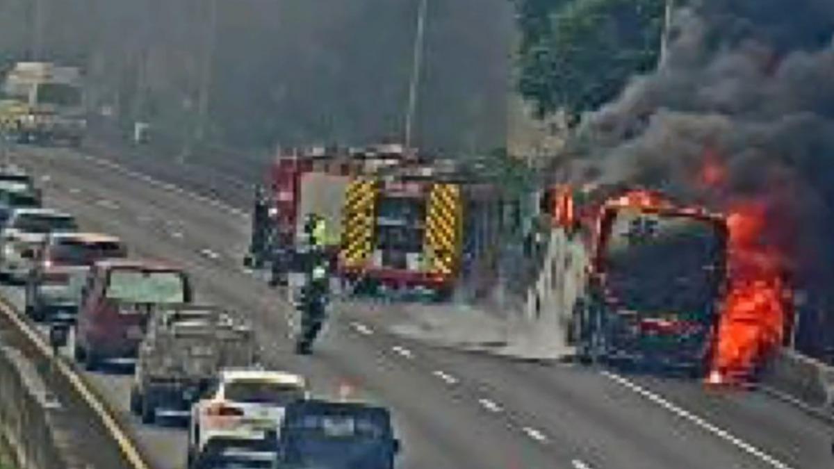 快訊/國1桃園段遊覽車突起火!火勢猛烈黑煙狂竄 25人緊急逃生