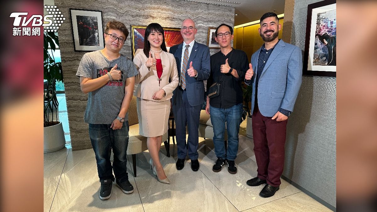 派駐台灣已20個月的谷立言，在專訪尾聲透露計畫於今年六月走訪目前唯一還沒去過的縣市——馬祖，正式達成「全台走透透」的個人清單成就。訪談結束後，谷立言與美國在台協會副發言人李安德（右一）與TVBS團隊合影。（圖／TVBS）