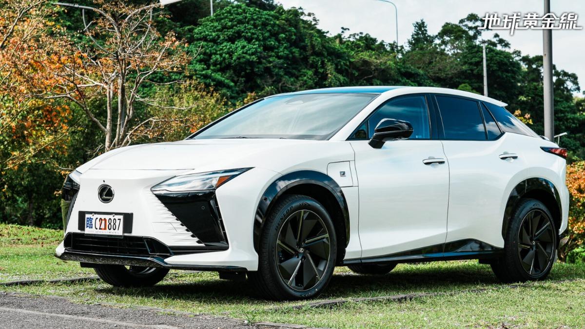 RZ 550e F Sport偕同小改款RZ車系在12月於台灣上市。(圖/地球黃金線)