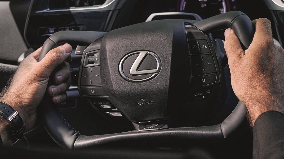 Yoke方向盤擁有類似F1賽車方向盤造型,一度掀起網路討論。(圖/Lexus提供)