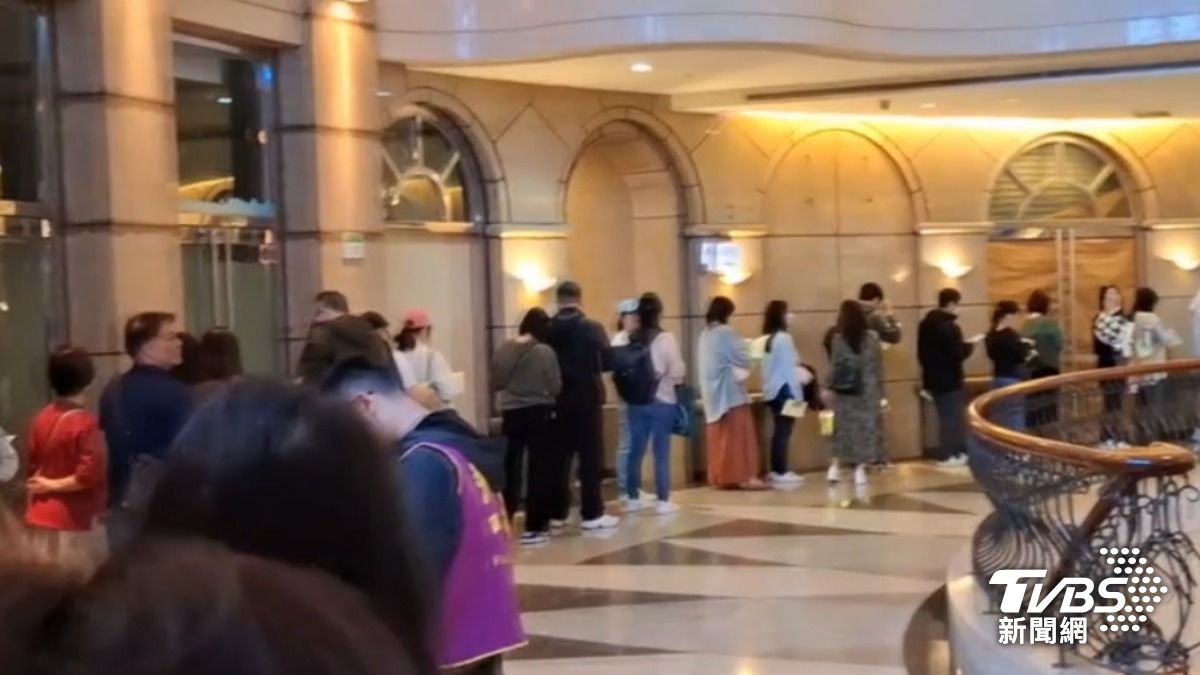 台北市中正區衡陽路一間英文補習班,湧現近千位家長來排隊。(圖片來源/民眾提供)