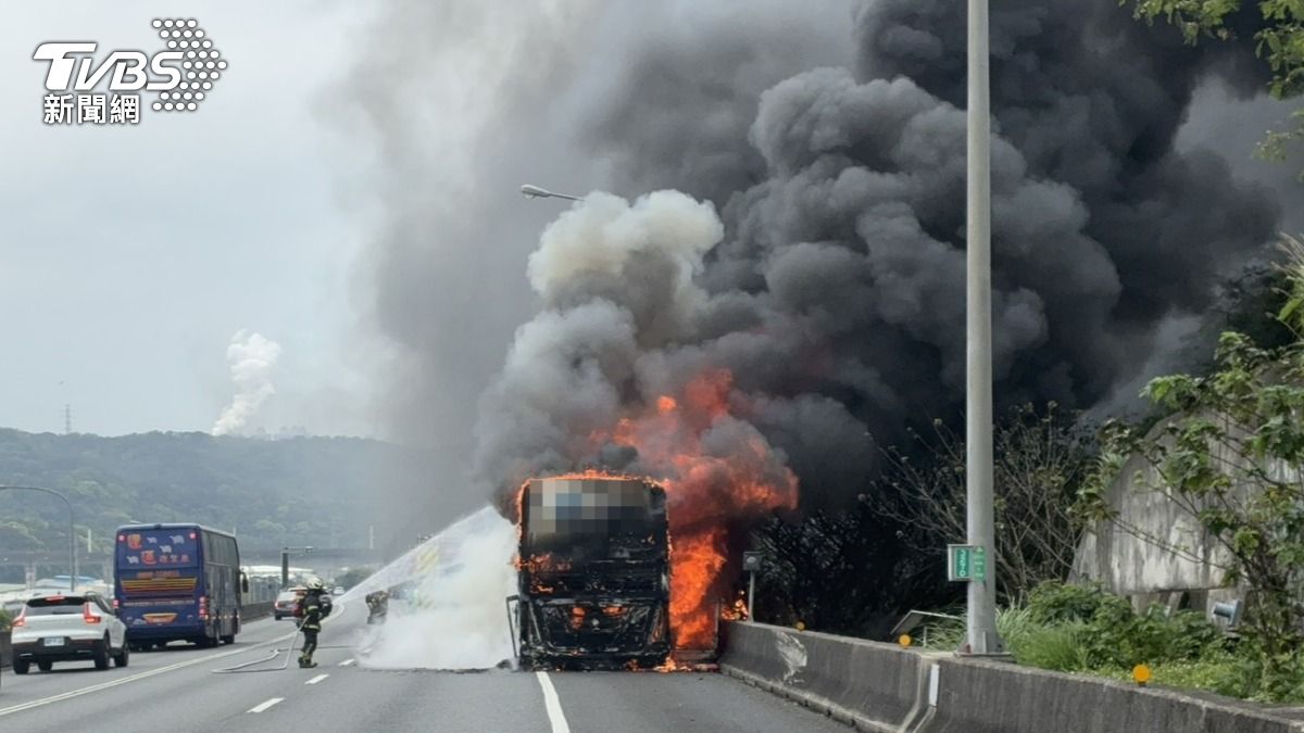 國1桃園段遊覽車突起火,25人緊急逃生。(圖/TVBS)