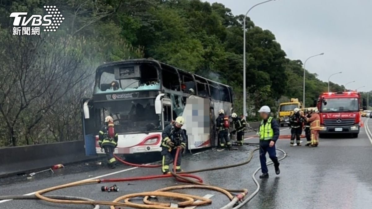 國1桃園段遊覽車突起火,25人緊急逃生。(圖/TVBS)