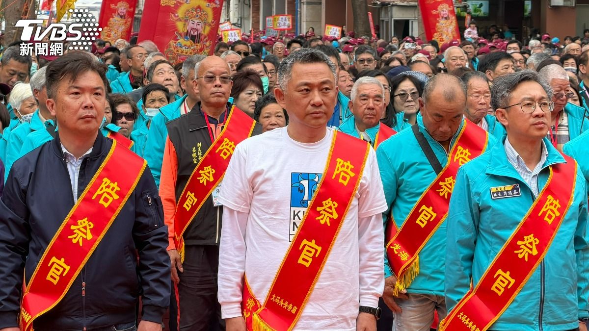 楊鎮浯日前前往石碼關帝廟參拜，勤跑地方活動。（圖／程子奕攝）