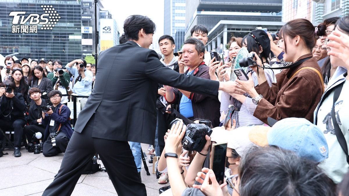 活動前福士蒼汰還特別下台跟粉絲互動。（圖／張哲鳴攝）