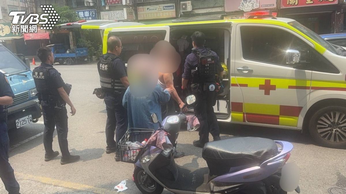 男子持鐵劍在校園追趕，隨後被警方壓制送醫。（圖／TVBS）
