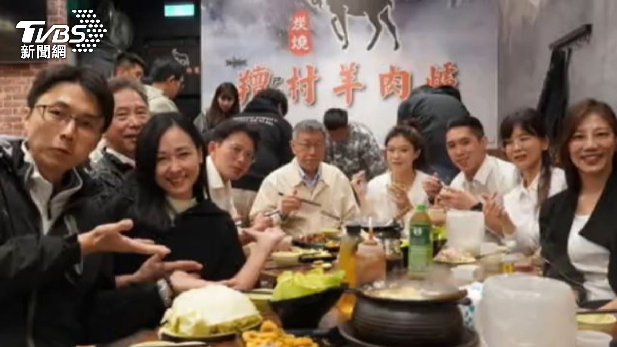 民眾黨創黨主席柯文哲與議員參選人陳彥廷。（圖／TVBS）