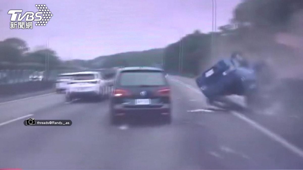 驚險瞬間曝！小貨車自撞翻覆「車身解體」　民間救護車路過秒救援。(圖／民眾提供)