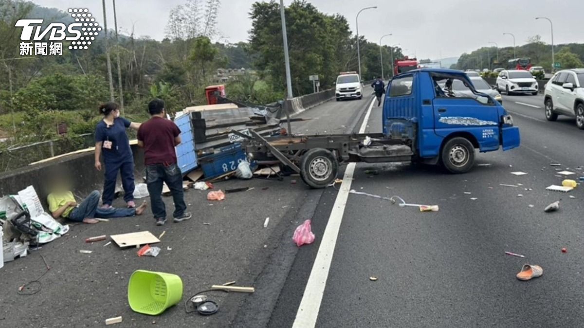 小貨車爆胎翻覆解體　車斗分離2人傷。(圖／TVBS) 