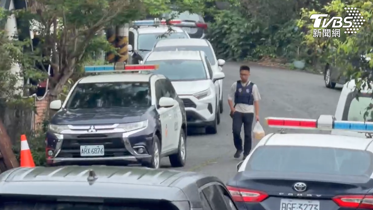 警方一度出動10多名荷槍實彈的刑警追捕,但截至下午4點前仍未尋獲。(圖/TVBS)