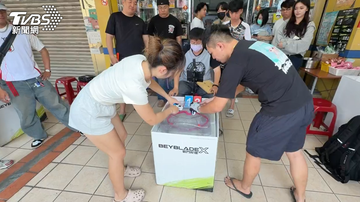 遊戲專賣店舉辦「戰鬥陀螺比賽」,年齡層從3歲到70歲都有人躍躍欲試來挑戰。(圖/TVBS)