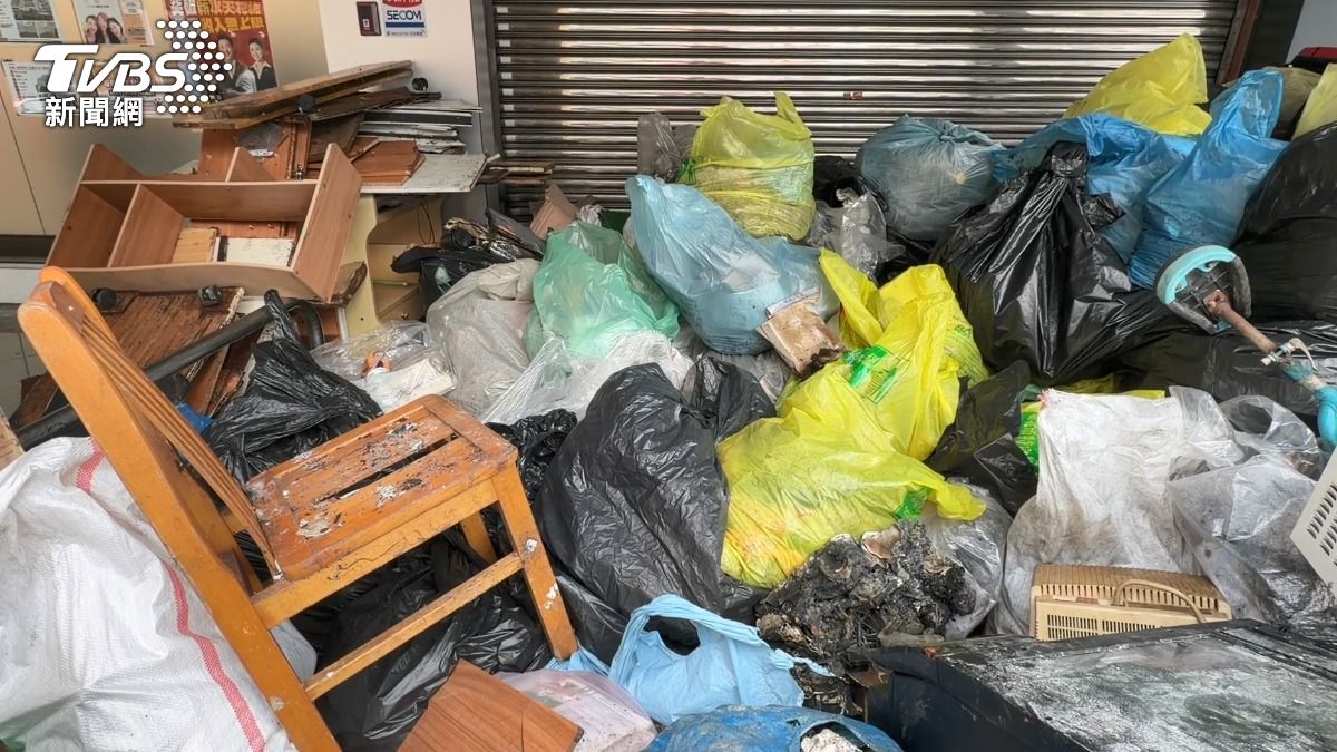 3樓住戶遭控堆放雜物，導致火警發生無法及時處理，灌救又釀樓下淹水，但住戶反駁。 (圖／TVBS)