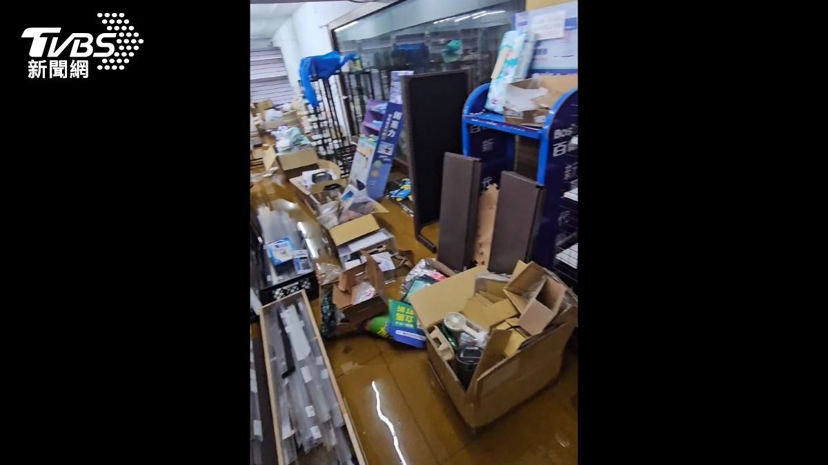 藥局遭漏水波及，大量保健品遭殃。（圖／TVBS）