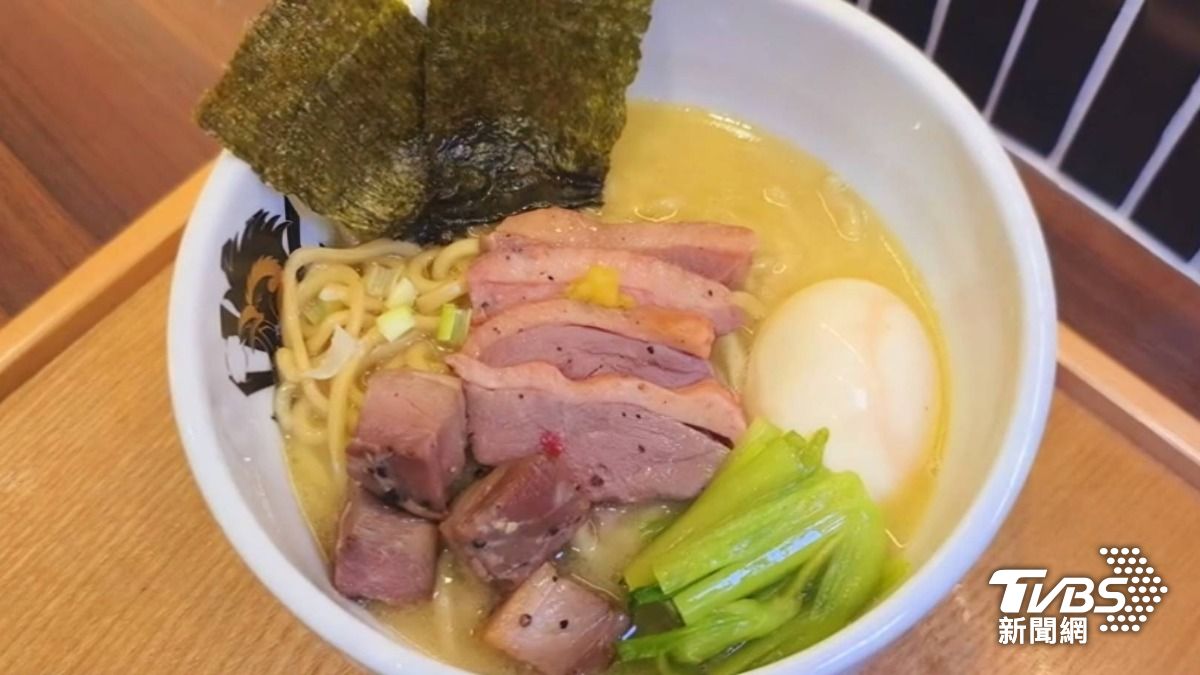 鴨湯拉麵名店「滿雞軒」進駐中和百貨,濃厚系湯頭富含膠質。(圖/TVBS)