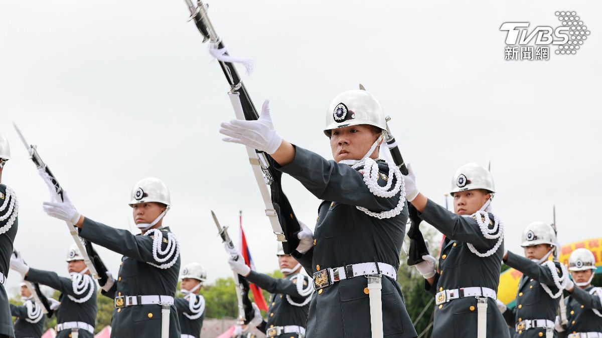 為深化全民國防教育,陸軍司令部今(28)日在桃園市龍潭區大漢營區熱鬧舉辦「榮耀80•儀起向前」高級中等學校儀隊競賽北區初賽。(圖/陸軍司令部提供)