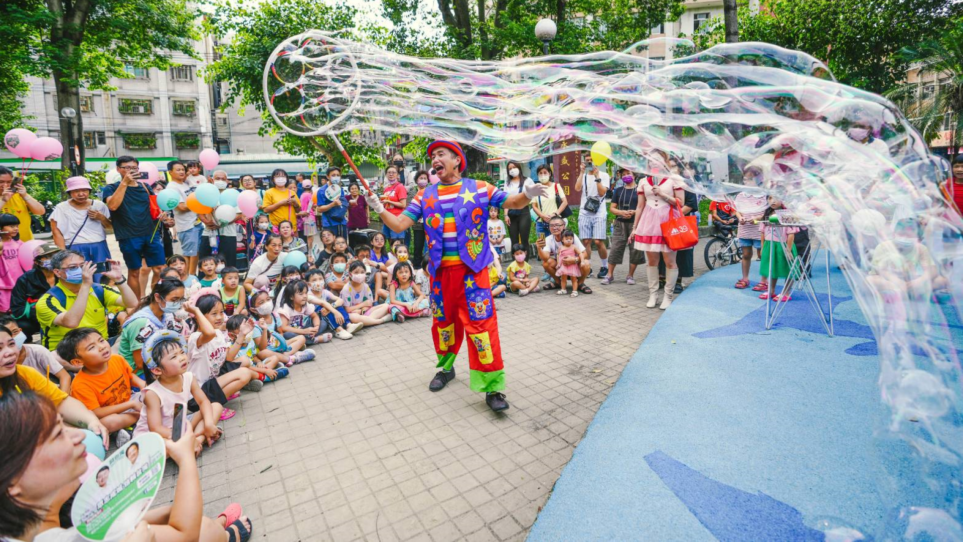 ▲3月29日親子毛孩野餐區的舞台表演「魔術泡泡秀」。(圖／臺北市政府提供)