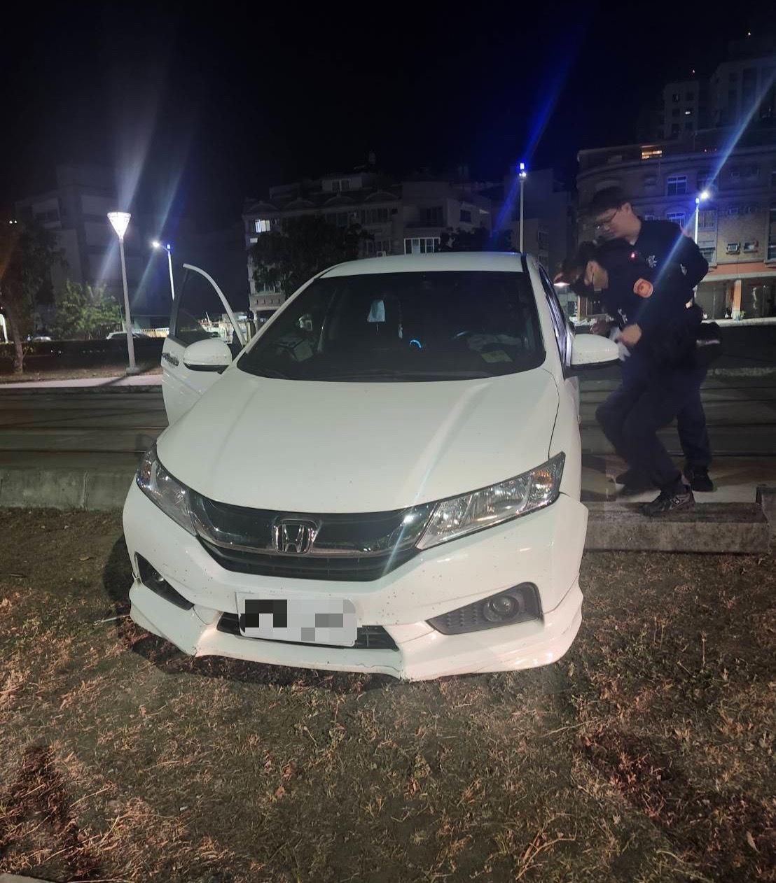 馬卡道路與華安街口有車輛受困輕軌軌道。（圖／TVBS）