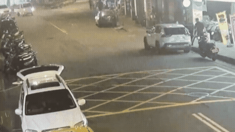 貨車轉彎時不明原因橫掃整排路邊停車。（圖／TVBS）