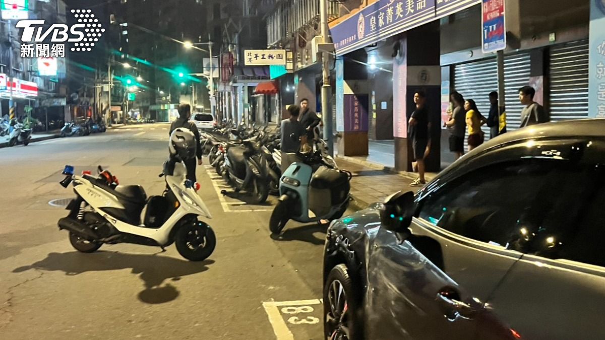 有片／累了嗎？板橋ubike貨車補習班前「骨牌式橫掃」波及路邊9車