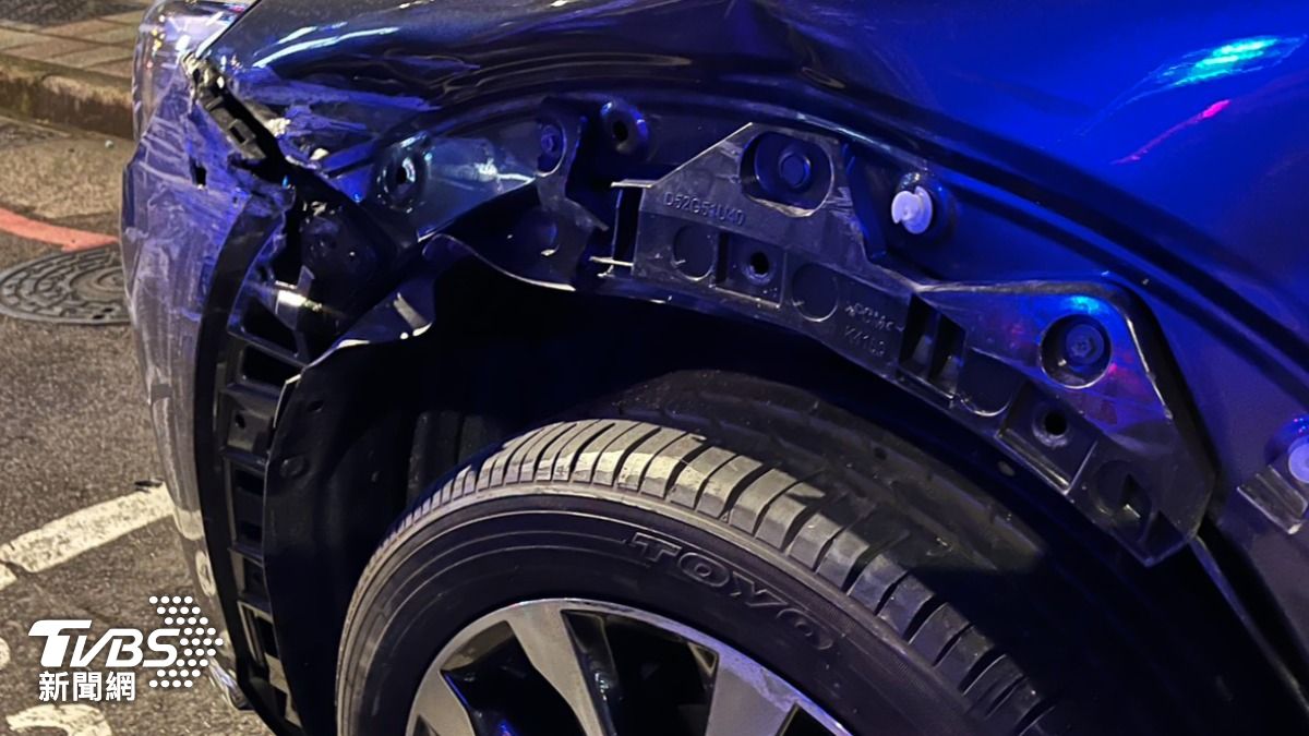 轎車損毀。（圖／TVBS）