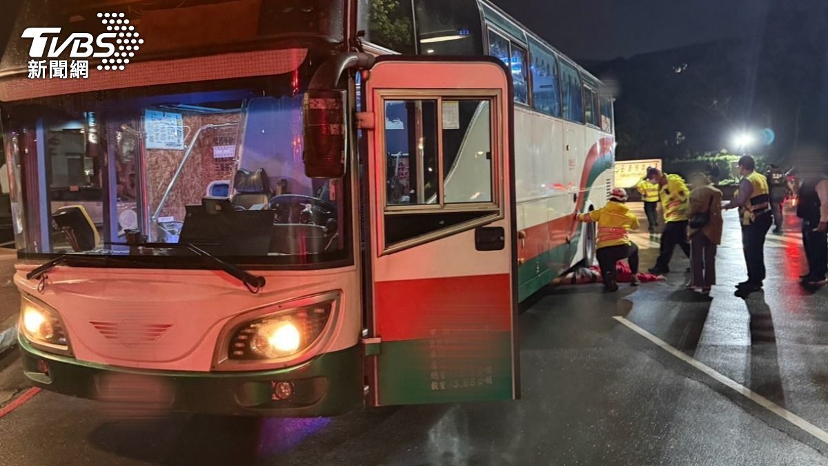男大生遭輾壓「下半身卡公車」命危。(圖/TVBS)