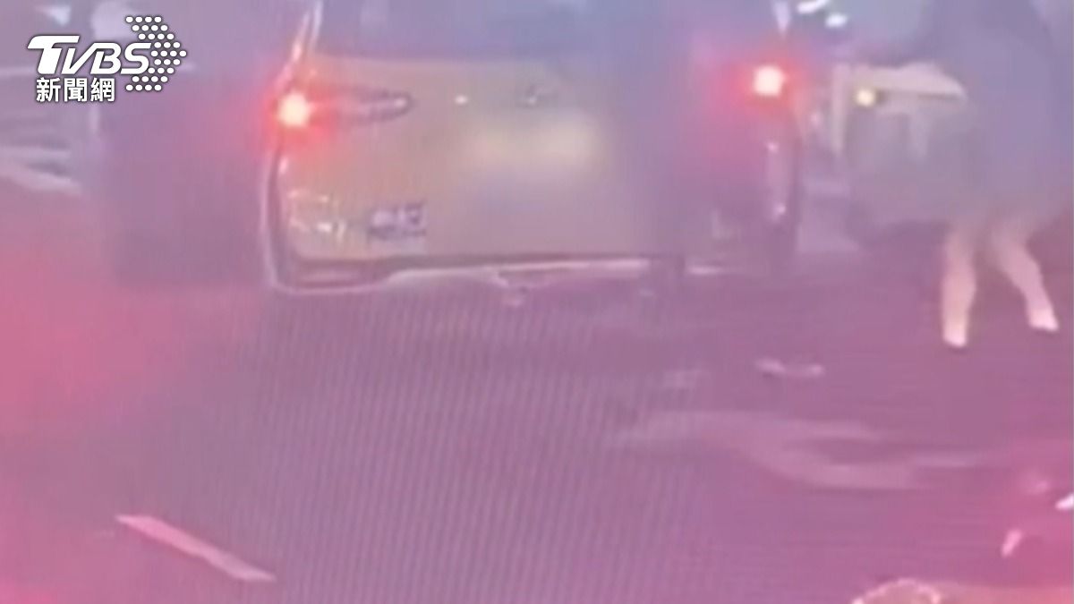 女乘客不滿車門難開與司機產生口角,男性友人幫出頭踹門動手。(圖/TVBS)