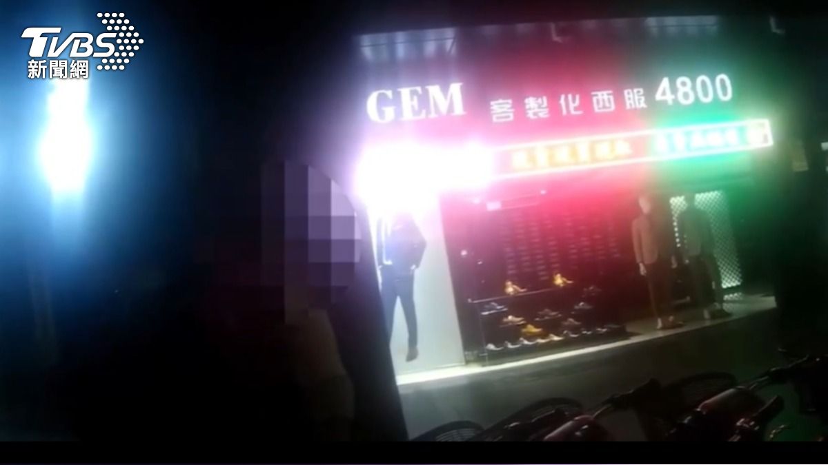 警方獲報到場,將涉案人員帶回做筆錄。(圖/TVBS)