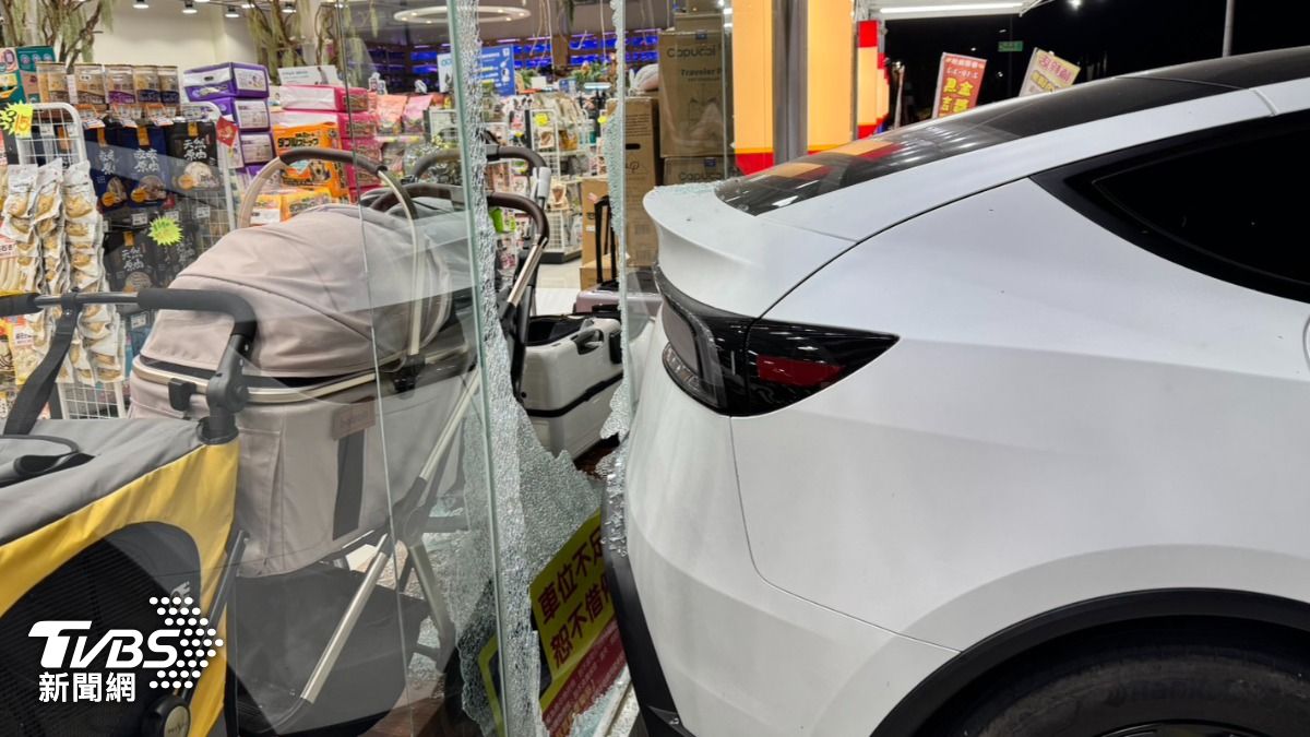 高雄特斯拉「倒車失控」衝賣場。（圖／TVBS）