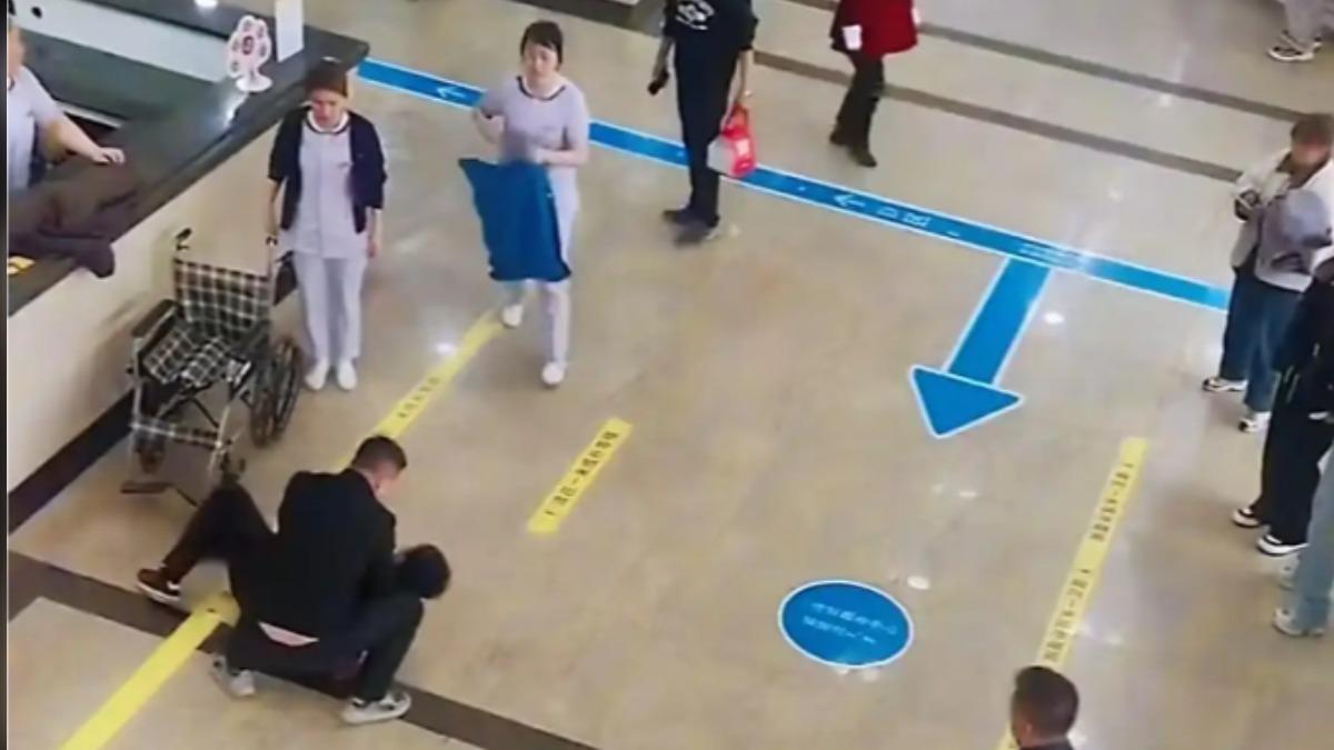 大陸吉林一名男子，因為無法接受懷孕妻子讓男性醫師作產檢，竟然情緒失控衝到醫院大鬧，先用身體撞牆又倒地大喊必須離婚。（圖／百度）
