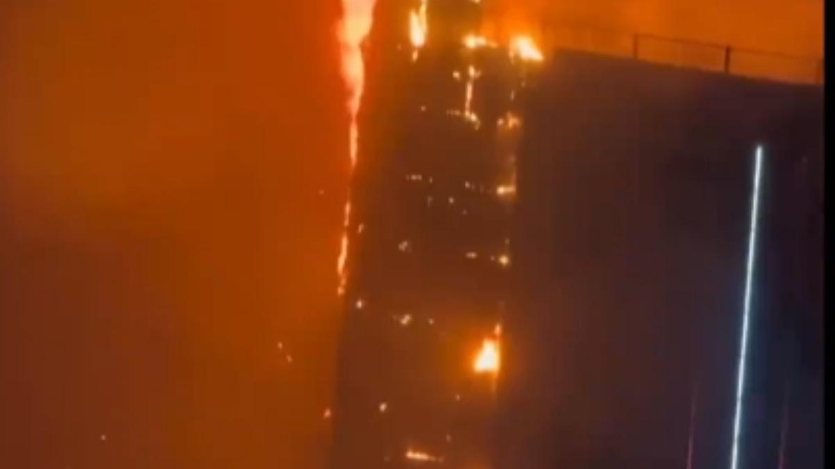 中國大陸山西太原一棟商業大樓發生嚴重火災,大火短短3分鐘就從底層衝向頂樓,已知至少3人死亡,23人受傷。(圖/新華社)