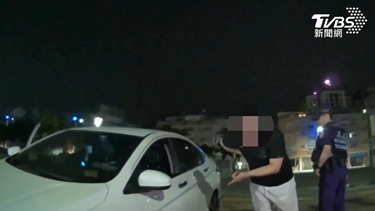 自己把車開到輕軌軌道,一直鬼打牆說是導航害的,不斷對警方大呼小叫(圖/TVBS)