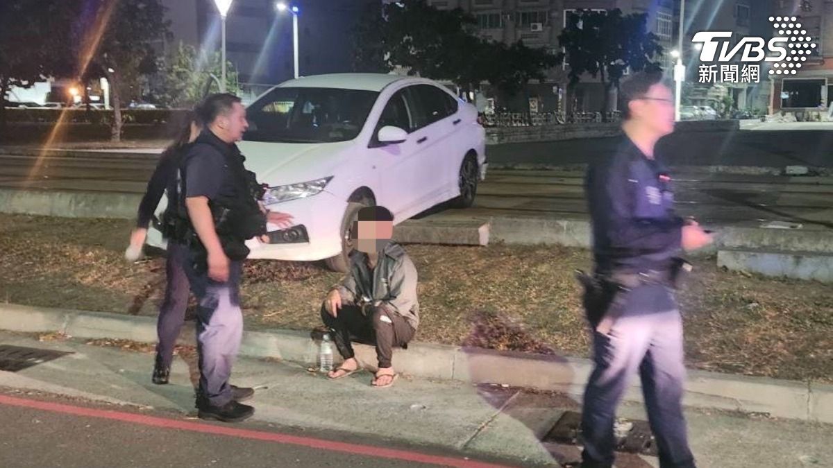 友人酒後請林姓男子來載,避免酒駕行為,沒想到叫來的林姓男子卻毒駕誤闖輕軌,坐在原地不知所措(圖/TVBS)