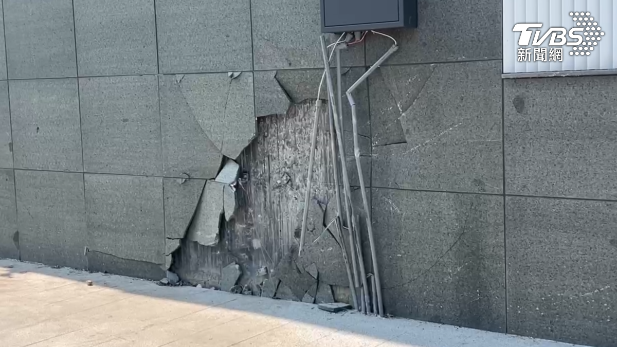 當時自小客先跟騎士碰撞後,又自撞牆壁,連磁磚跟管線都明顯損壞(圖/TVBS)