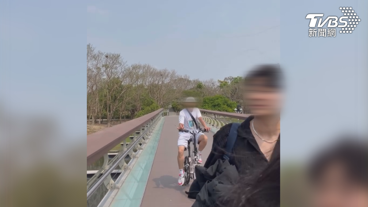 情侶以為有樓梯男子不會追過來，男子竟然還扛著單車上樓梯，持續謾罵（圖／翻攝Threads_awppwqwrq）