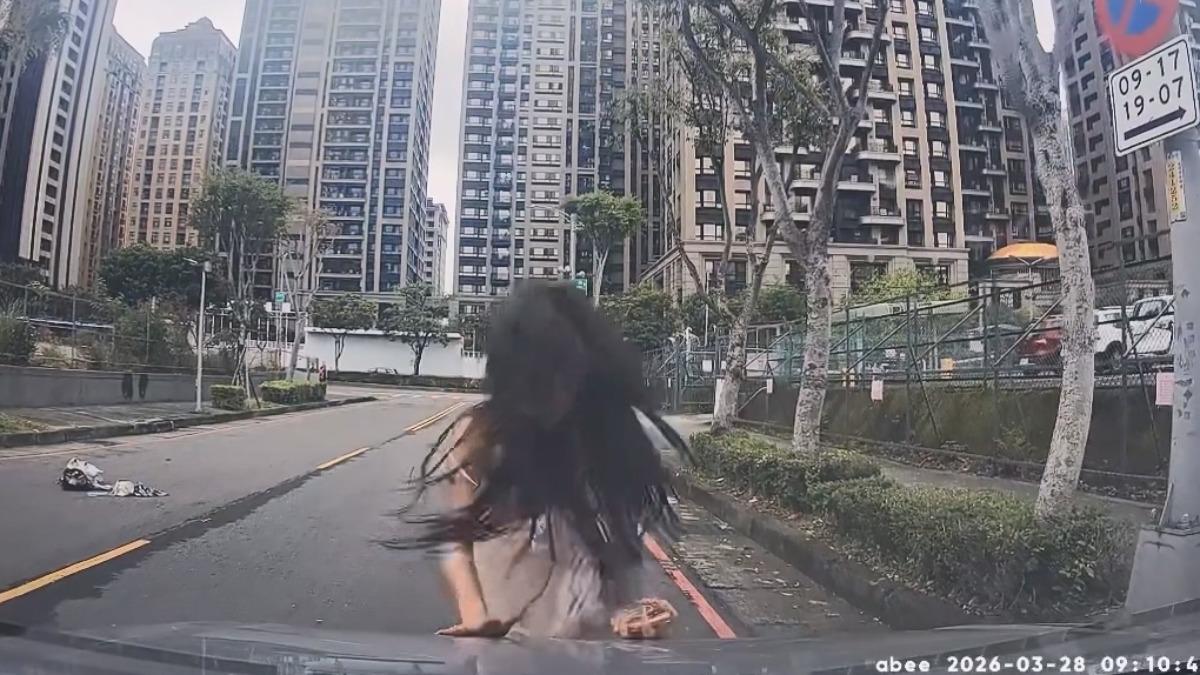 女子半路攔當街車、拍打引擎蓋，最終遭強制就醫。 (圖／翻攝 Wowtchout - 地圖型行車紀錄器分享平台)