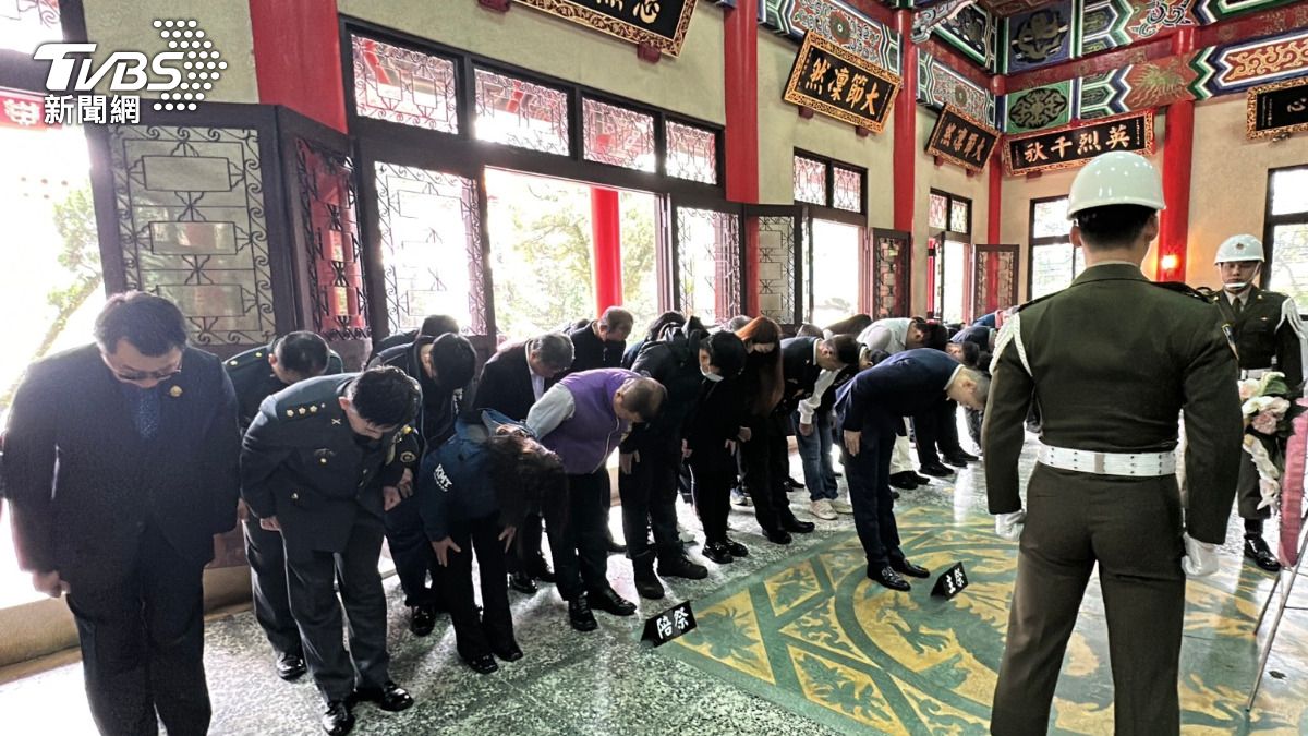 英勇殉職的詹能傑為搜尋受困民眾，不顧自身安危，毅然決然「四進火場」，今天在基隆市長謝國樑的主持下，正式入祀基隆市忠烈祠。（圖／ＴＶＢＳ）