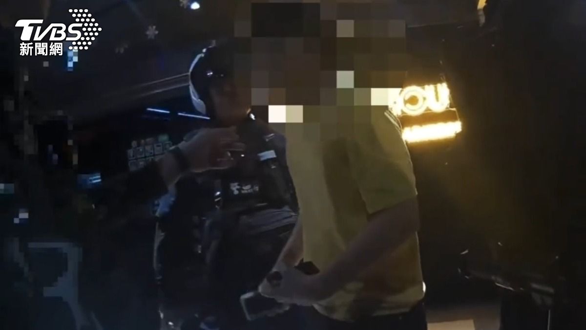 韓國籍男子遭店家指控不付錢就想離開。（圖／TVBS）