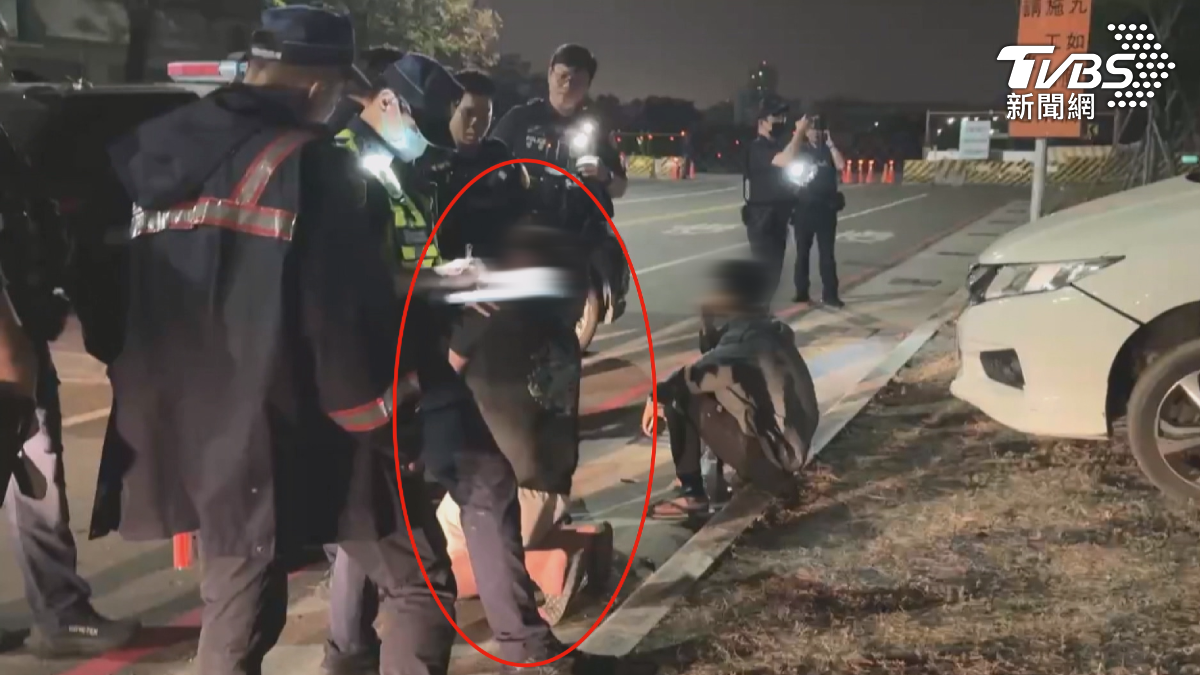高雄一名男子開車誤闖輕軌軌道,警方到場處理時,他情緒失控、大吼下跪,還不斷怪導航害他誤闖(圖/TVBS)