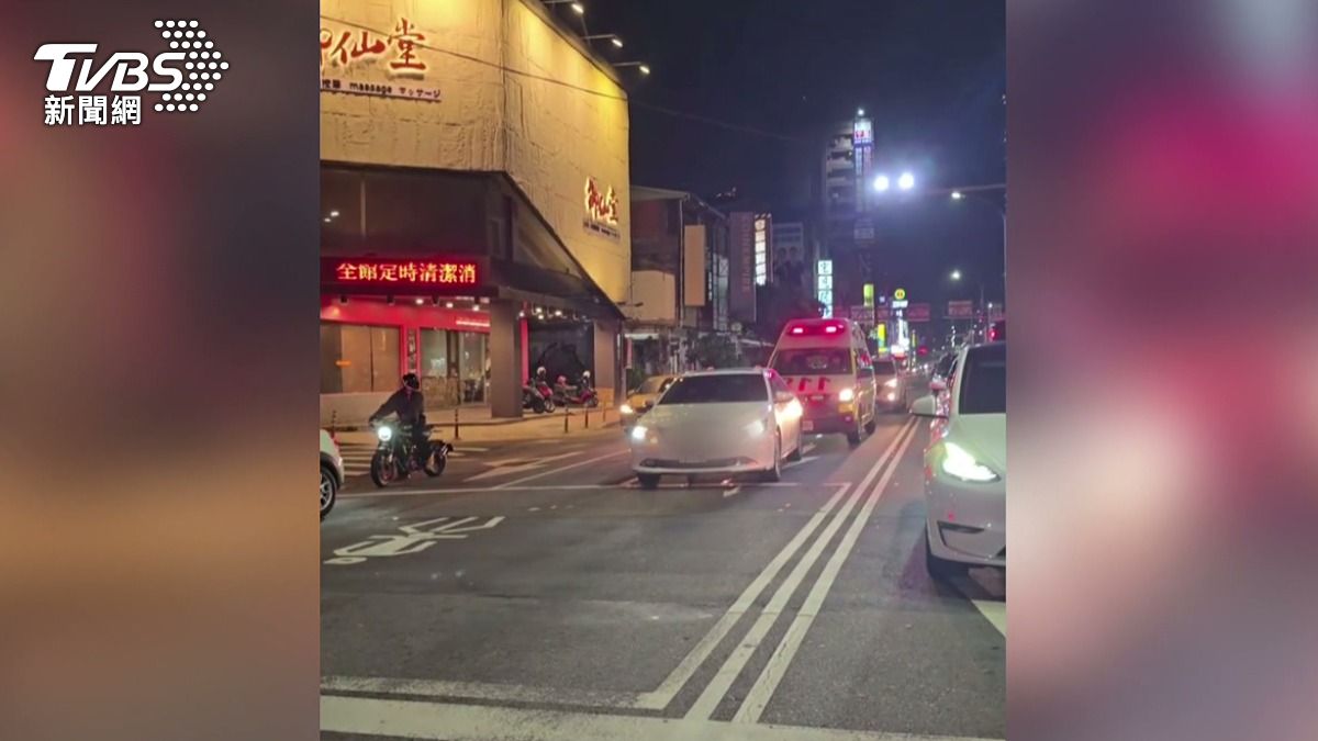 怕科技執法不敢動？白車擋救護車惹怒眾人，最重吊照處分曝。(圖／民眾提供)