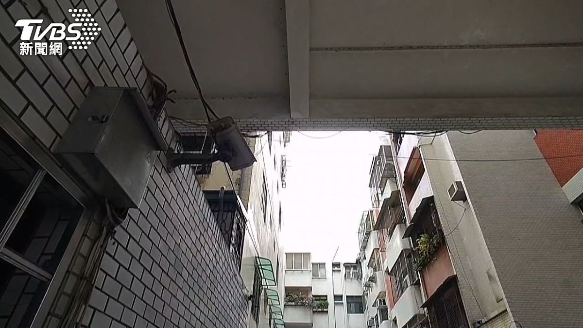 情侶頂樓爆衝突,她哭喊「救我」鄰居衝了。(圖/TVBS)