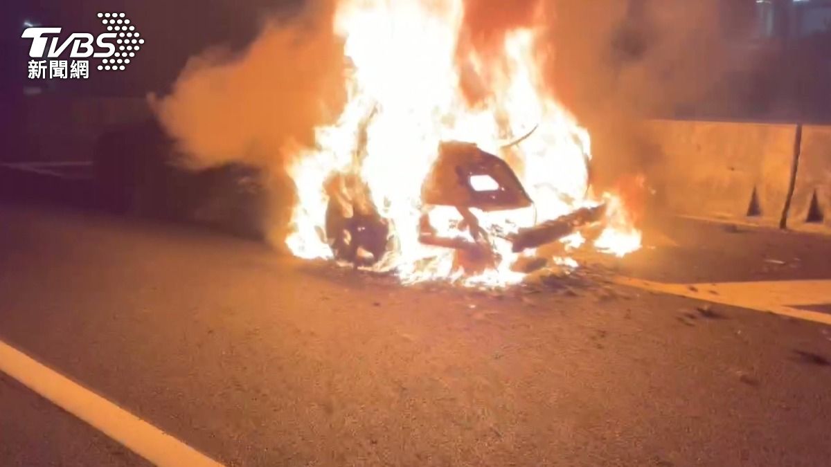 消防隊員獲報後立即趕抵現場，抵達時車輛後端已燒成一團火球。(圖／TVBS)